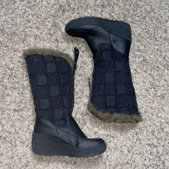 Juicy Couture Quilted Black Fur Trimmed Wedge Boots - Picture 3 of 12